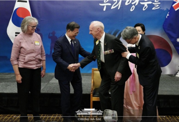 호주를 국빈방문 중인 문재인 대통령 내외는 13일(현지시간) 호주 캔버라 시내 한 호텔에서 열린 ‘한국전 참전용사 초청 만찬’ 행사를 직접 주관했다.(사진=청와대 제공)