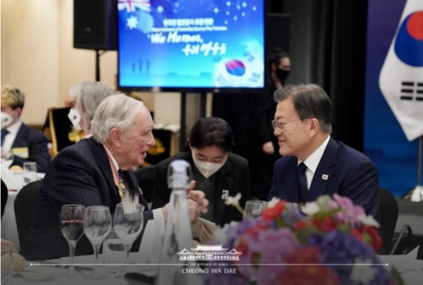 문재인 대통령은 13일(현지시간) ‘한국전 참전용사 초청 만찬’에서 콜린 니콜라스 칸 전 장군 등 6.25 한국전쟁 참전용사들의 인류애와 헌신에 직접 경의를 표했다. (사진=청와대 제공)