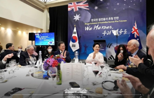 문재인 대통령 내외가 13일(현지시간) 호주 캔버라 시내 한 호텔에서 열린 ‘한국전 참전용사 초청 만찬’ 행사를 하고 있다. (사진=청와대 제공)