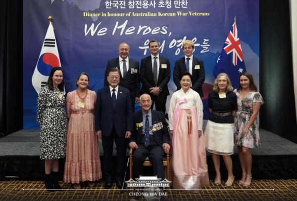 문재인 대통령 내외가 13일(현지시간) 호주 캔버라 시내 한 호텔에서 열린 ‘한국전 참전용사 초청 만찬’이 끝난 후 참전용사 및 가족들과 기념촬영을 하고 있다. (사진=청와대 제공)