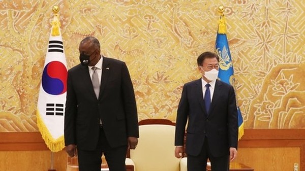 문재인 대통령이 지난 2일 청와대를 예방한 로이드 오스틴 미 국방장관을 면담하고 있다.(자료 사진=청와대 제공)