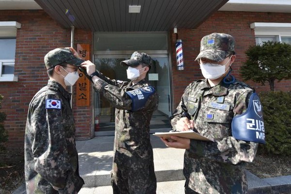 공군1방공유도탄여단 군사경찰대 요원들이 3월 9일 ‘봄철 군기계몽 활동 및 범죄예방 강화 기간’의 하나로 이발소 앞에서 두발·복장에 대한 군기 순찰을 하고 있다. 사진은 기사의 특정 내용과 관련없음. (사진=공군 제공)
