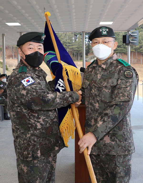 15일 육군 8군단에서 열린 군단장 이취임식에서 안준석 지상작전사령관(왼쪽)이 여운태 신임 군단장(중장)에게 부대기를 이양하고 있다. (사진=육군 제8군단 제공)