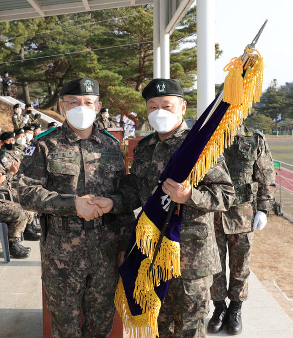 16일 육군 22사단에서 열린 제34대 사단장 취임식에서 여운태 8군단장(왼쪽)이 신임 이승오 사단장에게 부대기를 이양하고 있다. (사진=육군 22사단 제공)