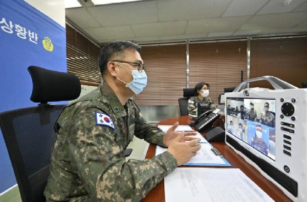 하범만(준장) 육군 의무실장이 16일 육군본부 보건의료상황실에서 해외 파병부대에 처음 설치된 이동형 원격진료체계의 육군본부-국군의무사령부-아크부대 연결상태와 의료장비 작동 여부를 확인하고 있다. (사진=육군 제공)