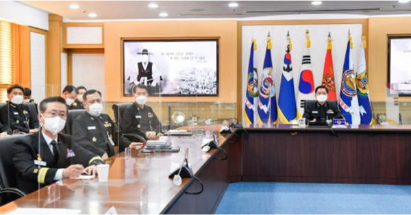 김정수(맨 오른쪽) 신임 해군참모총장이 지난 17일 해군본부에서 코로나19 긴급 방역대비태세 점검회의를 주관하고, 경항공모함 등 첨단 입체 전력 구상을 밝히고 있다.(사진=해군 제공)