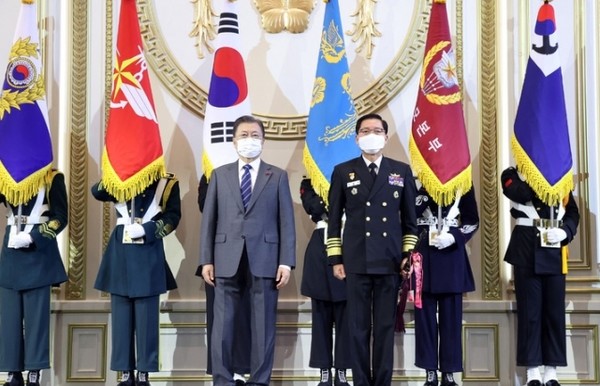 김정수 신임 해군참모총장(오른쪽)이 20일 청와대 영빈관에서 문재인 대통령에게 진급 및 보직 신고를 한 후 기념촬영을 하고 있다.(사진=청와대 제공)