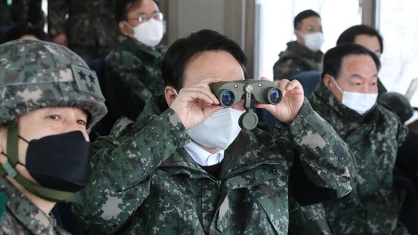 윤석열 국민의힘 대선 후보가 20일 강원도 철원 육군 3사단 백골부대 전방관측소(OP)를 방문해 쌍원경으로 전방 지역을 살펴보고 있다.(사진=윤석열 페이스북 갈무리)