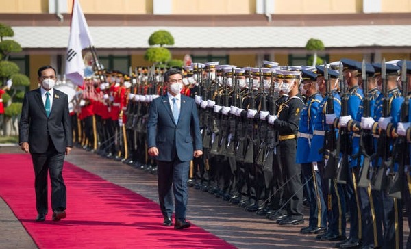 서욱 국방부 장관(가운데)이 지난 20일 방콕에서 쁘라윳 짠오차 태국 총리 겸 국방부 장관과 회담에 앞서 의장대를 사열하고 있다. (사진=국방부 제공)