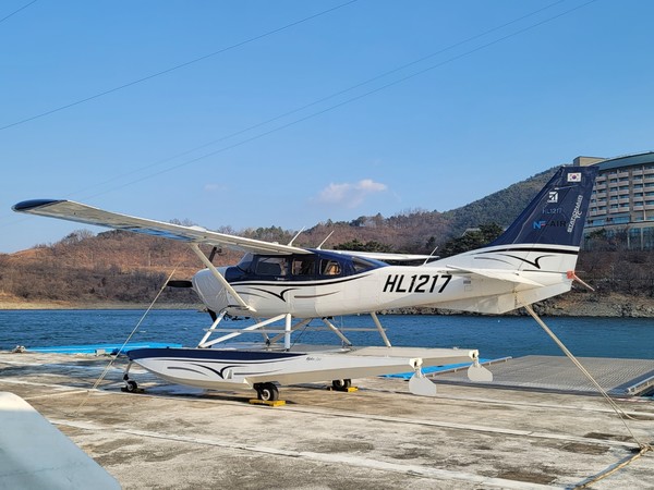 충북 제천시 청풍호 수상항공사업 운영 계약업체가 ‘계약연장 불가’를 통보한 제천시와 법적 싸움도 불사하겠다고 나서 귀추가 주목된다. 사진은 청풍호 수상비행기.