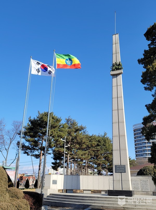 에티오피아 참전 기념비 춘천 공지천변에 있다. 기념비 둘레석 벽면에 3개국 글자로 설명문이 있다.화천군 적근산 아래에 도 전적비가 있다. 