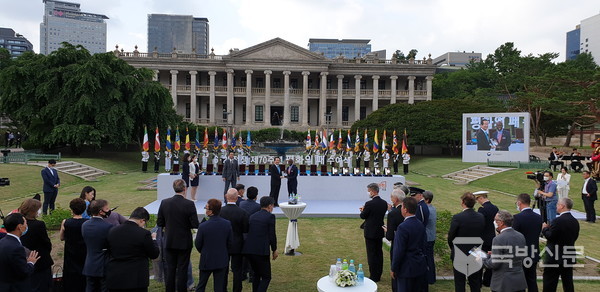 2020년 6.25전쟁 70주년 평화의 패를 에티오피아 대사에게 전달하고 있다. 휴전선 철조망을 철거한 것으로 만든 상패이다.