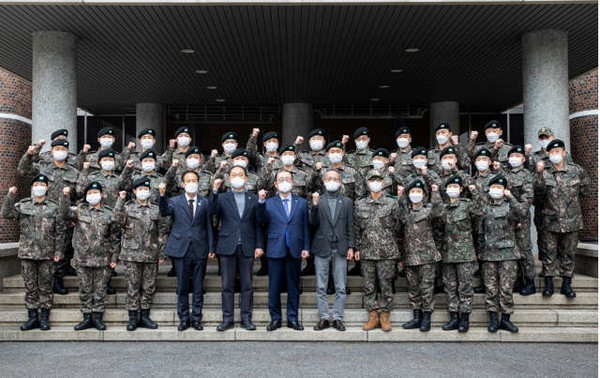 광주대 학생군사교육단은 24일 학교 행정관에서 ‘2021년 동계입영 훈련’ 출정식을 개최했다. (사진=광주대 제공)