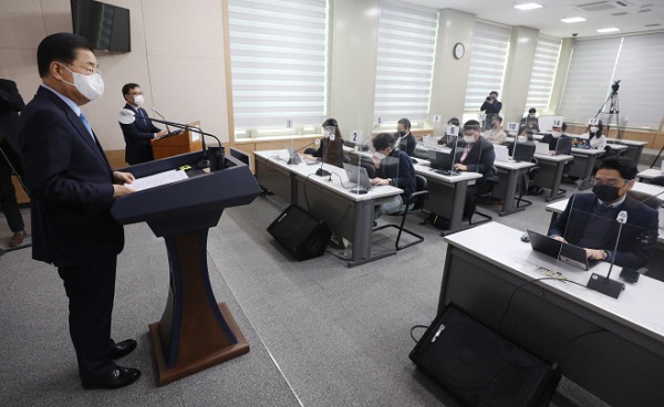 29일 서울 외교부 청사에서 열린 내신 기자간담회에서 질의에 답하는 정의용 외교부 장관. (사진=외교부 제공)