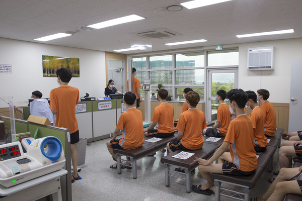 병역의무자들이 병역판정검사를 받고 있다. 이 사진은 기사의 특정 사실과 관계 없음.(사진=병무청 제공)