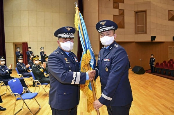 박인호 공군참모총장(왼쪽)이 지난 30일 충남 계룡시 계룡대에서 열린 공군검찰단 창설식에서 김영훈 초대 공군검찰단장에게 부대기를 수여하고 있다. (사진=공군 제공)
