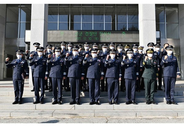 박인호 공군참모총장이 지난 30일 충남 계룡시 계룡대에서 열린 공군검찰단 창설식에서 김영훈 초대 공군검찰단장을 비롯한 참석자들과 기념촬영을 하고 있다. (사진=공군 제공)