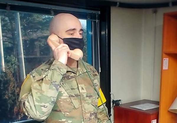 유엔사령부에서 직통 전화기로 북한군과 통화하는 유엔사 요원.(사진=유엔사 페이스북 갈무리)