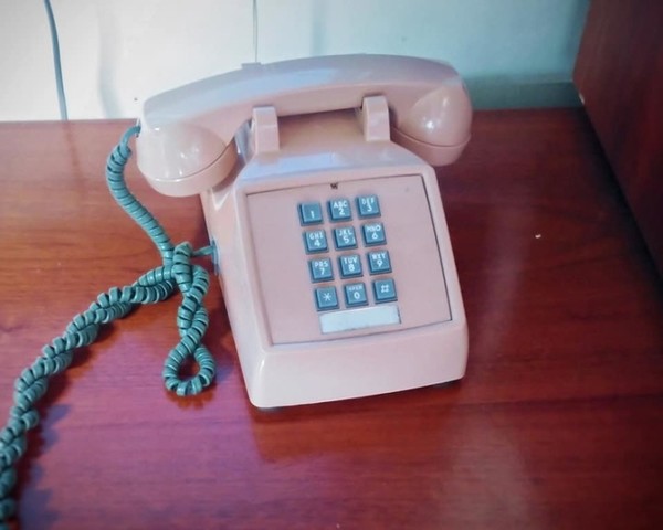 핑크폰은 유엔사가 판문점에 설치해 놓은 대북 직통 전화기로, 판문점 남쪽 유엔사 일직 장교 사무실에 놓여 있다.