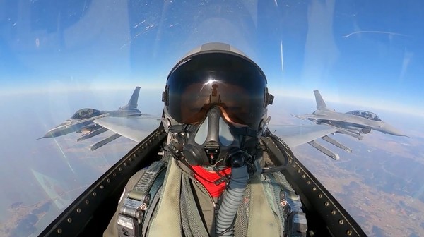 공군 제38전투비행전대 제111대대(타이거대대) 소속 KF-16 전투기 조종사인 황성원 소령이 1일 임인년(壬寅年) 새해를 맞아 국방부가 제작한 대국민 인사 영상 ‘2022년 우리 군이 함께합니다’에서 새해 인사를 하고 있다. (사진=국방부 제공)