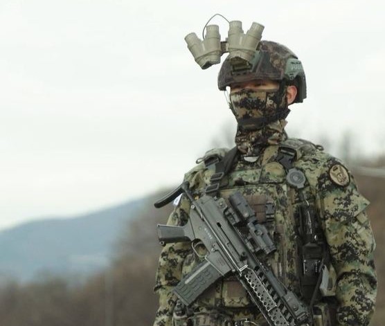 임인년(壬寅年) 새해를 맞아 국방부가 제작한 대국민 인사 영상 ‘2022년 우리 군이 함께합니다’에서 새해 인사를 하고 있는 육군 특수전사령부 제3공수특전여단(비호부대) 이영웅 중사. (사진=국방부 제공)