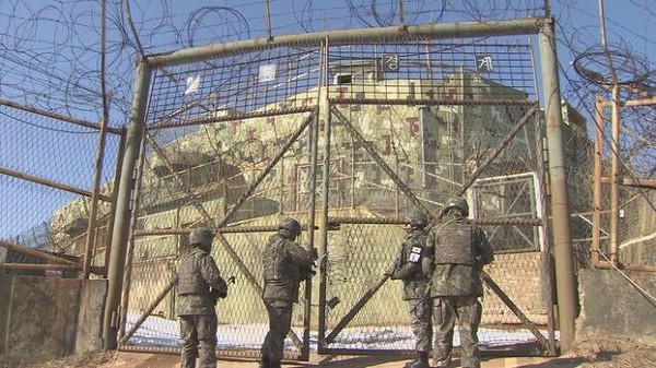 새해 첫날인 1일 강원도 동부전선 22사단 지역 철책을 넘어간 월북자는 1년여 전에 같은 지역을 통해 귀순했던 탈북민 김모씨로 파악됐다. 장병들이 철책근무를 하는 모습. (사진=국방부 제공)