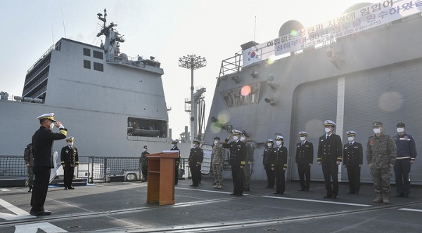 4일 강동훈 해군작전사령관에게 청해부대 35진 장병들이 파병 복귀 신고를 하고 있다. (사진=해군 제공)