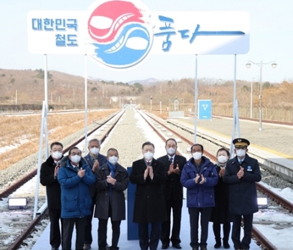 문재인 대통령이 5일 오전 강원 고성군 제진역에서 동해선 강릉~제진 철도건설 착공식을 마치고 참석자들과 기념촬영을 하고 있다. (사진=청와대 제공)