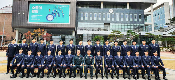 한성대 학군단 관계자들이 기념사진을 찍고 있다. (사진=한성대 학군단 제공)