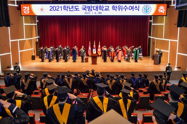 6일 논산 국방대학교에서 열린 2021학년도 학위수여식에서 졸업생들이 총장에 경례하고 있다. (사진=국방부 제공)