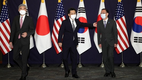 지난해 6월 서울 중구 롯데호텔에서 노규덕 한반도평화교섭본부장(가운데), 후나코시 다케히로 일본 외무성 아시아·대양주 국장(오른쪽), 성 김 미국 대북특별대표가 북핵 수석대표 협의 전 기념촬영을 끝내고 자리로 가고 있다.(사진=공동취재단)