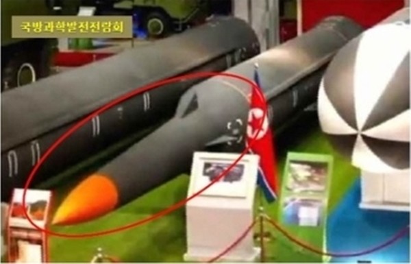 북한이 지난해 10월 신형 극초음속이라며 국방발전전람회에서 공개한 MARV 형태 미사일.(자료=한국국방안보포럼 제공)