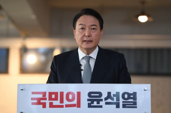 윤석열 국민의힘 대선 후보가 11일 서울 성동구 성수동 할아버지공장 카페에서 “진심, 변화, 책임”이란 주제로 국가 운영 방향을 밝히는 신년 기자회견을 하고 있다.(사진=국회사진기자단)