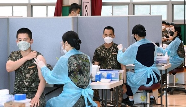 군 장병 대상 코로나19 백신 3차 추가접종은 12일 기준으로 2차 접종 완료자 대비 95.3%의 접종률을 달성했다고 국방부가 밝혔다. 이 사진은 기사의 특정 사실과 관계 없음.(자료 사진=사진공동취재단 제공)