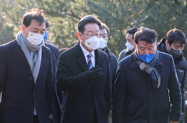 더불어민주당 이재명 대선후보가 16일 강원도 고성군 통일전망대에 도착해 걸어서 이동하고 있다. (사진=더불어민주당 제공)