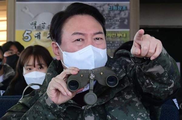 윤석열 국민의힘 대선 후보가 지난해 12월20일 강원도 철원군 육군 3사단 백골부대 OP(관측소)를 찾아 전방지역을 살펴보고 있다.(자료 사진=국회사진기자단)