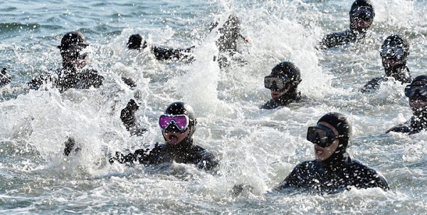 20일 창원시 진해 군항의 인근 해상에서 해군 SSU 대원들이 혹한기 훈련에 임하고 있다. (사진=해군 제공)