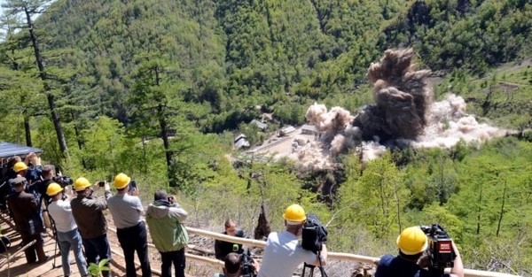 북한은 지난 2018년 5월 24일 함경북도 길주군 풍계리 핵실험장 폭파 현장을 외신기자들에게 공개하고 '영구 폐기'를 주장했다.(자료 사진=조선중앙통신 제공)