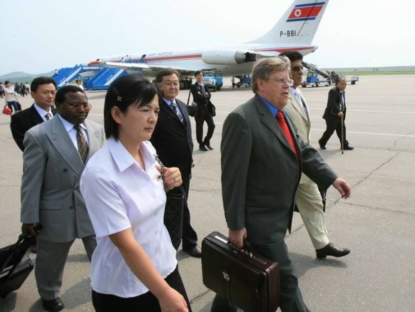 지난 2007년 6월 유엔 핵 사찰단으로 북한을 방문한 올리 하이노넨(맨 앞) 당시 IAEA사무차장.(자료 사진=조선중앙통신 제공)