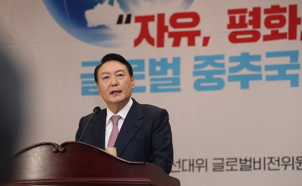 윤석열 국민의힘 대선 후보가 26일 서울 여의도 국회 의원회관에서 열린 국민의힘 중앙선대본부 글로벌비전위원회 주최 정책토론회에 참석해 인사말을 하고 있다.(사진=공동취재단)