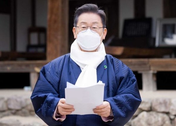 더불어민주당 이재명 대선 후보가 1일 고향인 경북 안동 임청각에서 “육군사관학교를 안동으로 이전하겠다”고 밝히고 있다. (사진=더불어민주당 선대본부 제공)