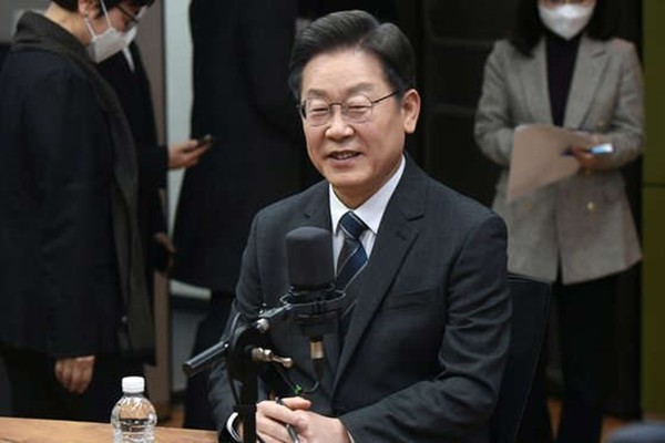 이재명 더불어민주당 대선 후보가 지난 2일 서울시 양천구 목동 CBS에서 열린 김동연 새로운물결 대선 후보와 양자토론에 앞서 인사말을 하고 있다.9사진=국회사진기자단)