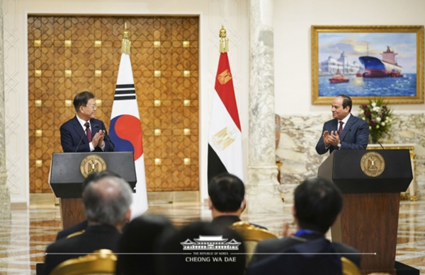 문재인 대통령과 압델 파타 엘시시 이집트 대통령이 지난 1월 21일 카이로 대통령궁에서 정상회담 후 공동언론발표를 하고 있다.(자료 사진=청와대 제공)