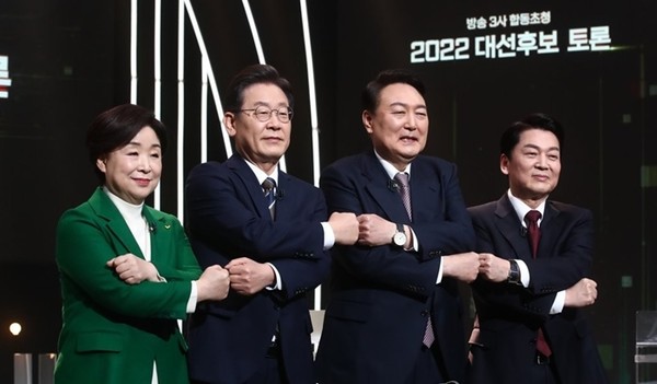 지난 3일 서울 여의도 KBS 공개홀에서 열린 방송 3사 합동 초청 ‘2022 대선후보 토론’에서 4인의 후보들이 기념촬영을 하고 있다. 왼쪽부터 정의당 심상정, 더불어민주당 이재명, 국민의힘 윤석열, 국민의당 안철수 후보. (사진=국회사진기자단)