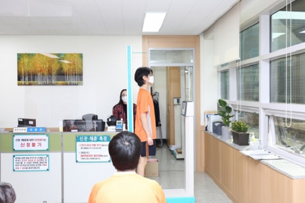 병무청은 2022년도 병역판정검사를 2월 7일~12월 7일까지 실시한다. 검사 대상자가 신장을 측정하고 있는 모습. 이 사진은 기사의 특정 사실과 관계 없음. (사진=대구경북지방병무청 제공)