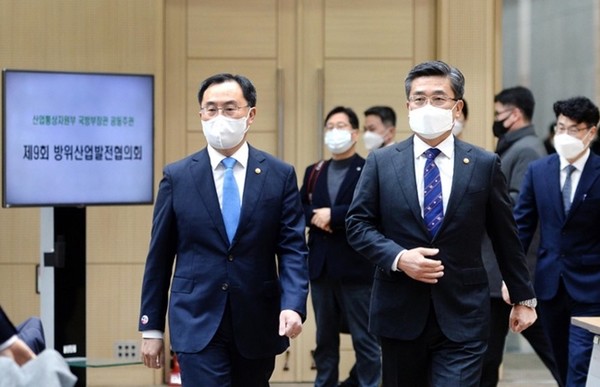 서욱 국방부장관(오른쪽)과 문승욱 산업통상자원부 장관이 7일 정부세종컨벤션센터에서 새해 들어 처음으로 열린 제9회 방위산업발전협의회 회의장으로 들어서고 있다.(사진=산업통상자원부 제공)