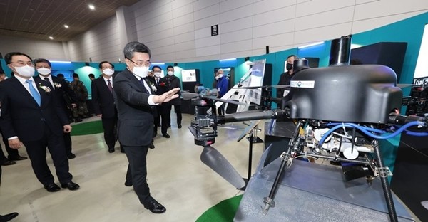 서욱 국방부 장관9오른쪽)과 문승욱 산업통상자원부 장관 7일 세종시 정부세종컨벤션센터에서 열린 제 9차 방위산업발전협의회가 끝난 후 ‘2021 민군기술협력’ 성과물 전시회장을 찾아 함정 및 해상 임무용 드론시스템을 살펴보고 있다.(사진=국방부 제공)