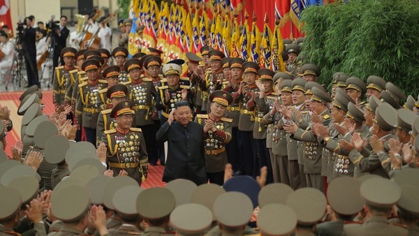 북한 노동신문은 8일 '건군절' 제74주년을 맞아 조선인민군의 당에 대한 절대 충성, 절대 복종을 강조하는 사설을 게재했다.(자료 사진=조선중앙통신 갈무리)