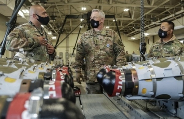 폴 러캐머라 주한미군사령관(가운데)이 지난 4일 전북 군산의 미 제7공군 소속 제8전투비행단을 방문해 전투기 탑재 정밀유도무기를 살펴보며 설명을 듣고 있다.(사진=주한미군 페이스북 갈무리)