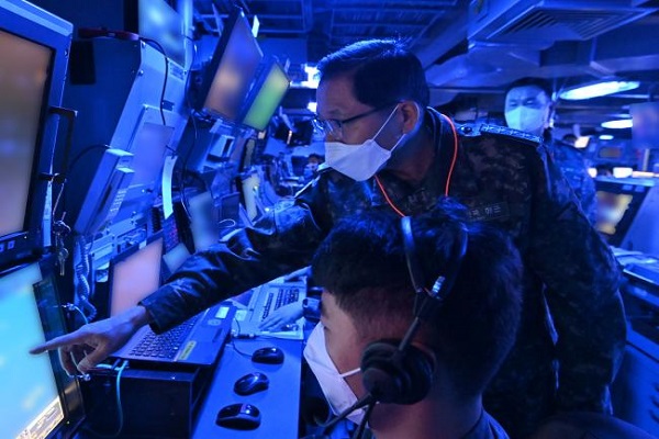 8일 김정수 해군 참모총장이 서애류성룡함(DDG,7600t급)을 찾아 대비태세를 점검하고 있다. (사진=해군 1함대사령부 제공) 